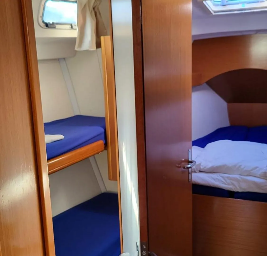 Botel Velero Beneteau Cyclades 43.4 Hotel Palma de Mallorca Spain